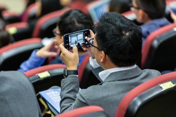 Comment un jeu de gestion de ferme peut-il intégrer des mécanismes de commerce équitable?